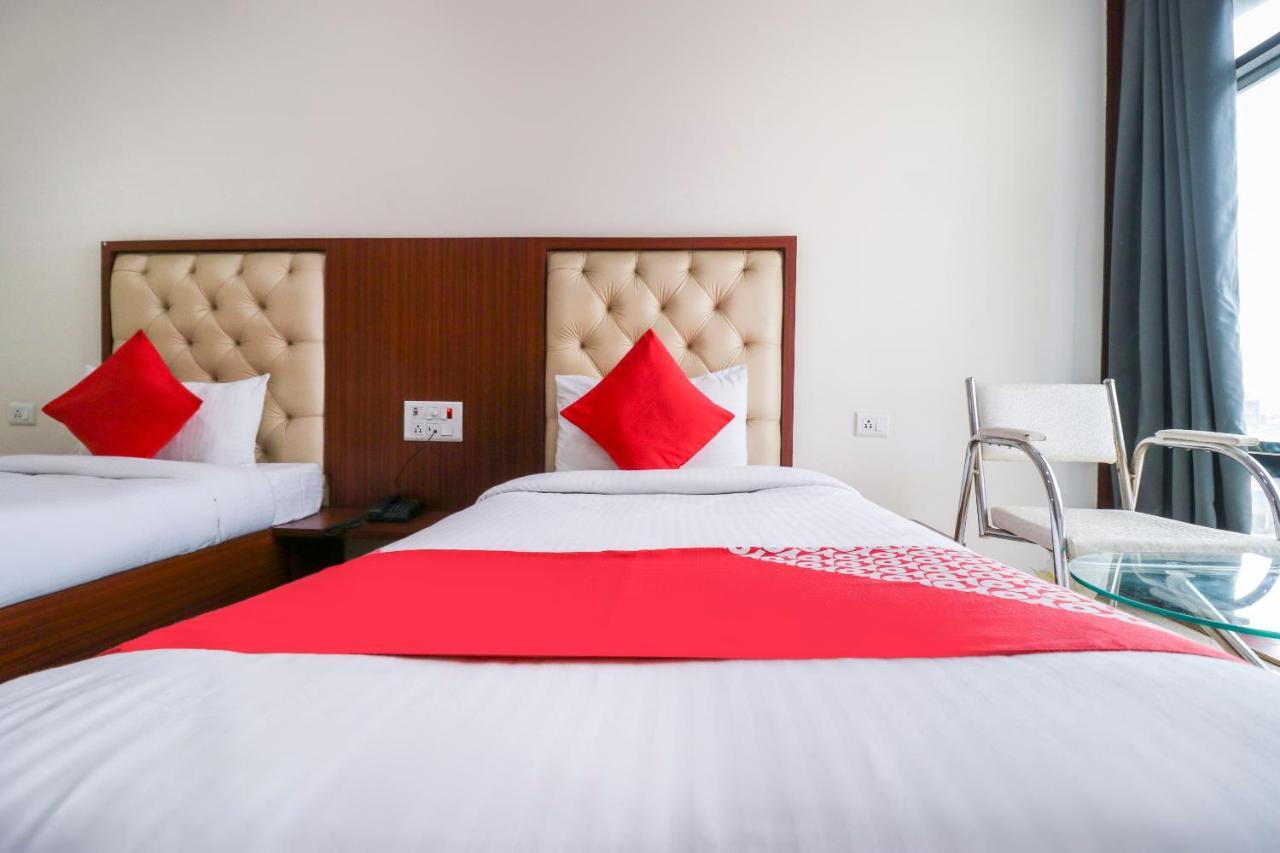 Готель Oyo Flagship 69860 Mastana Palace Варанасі Екстер'єр фото