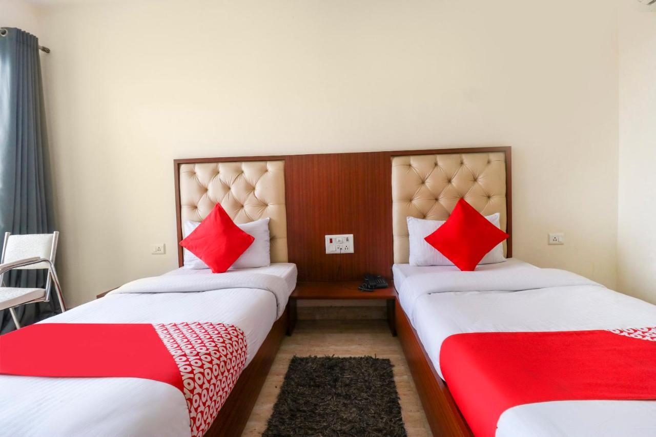 Готель Oyo Flagship 69860 Mastana Palace Варанасі Екстер'єр фото