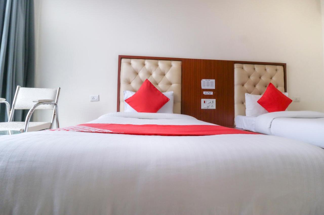 Готель Oyo Flagship 69860 Mastana Palace Варанасі Екстер'єр фото