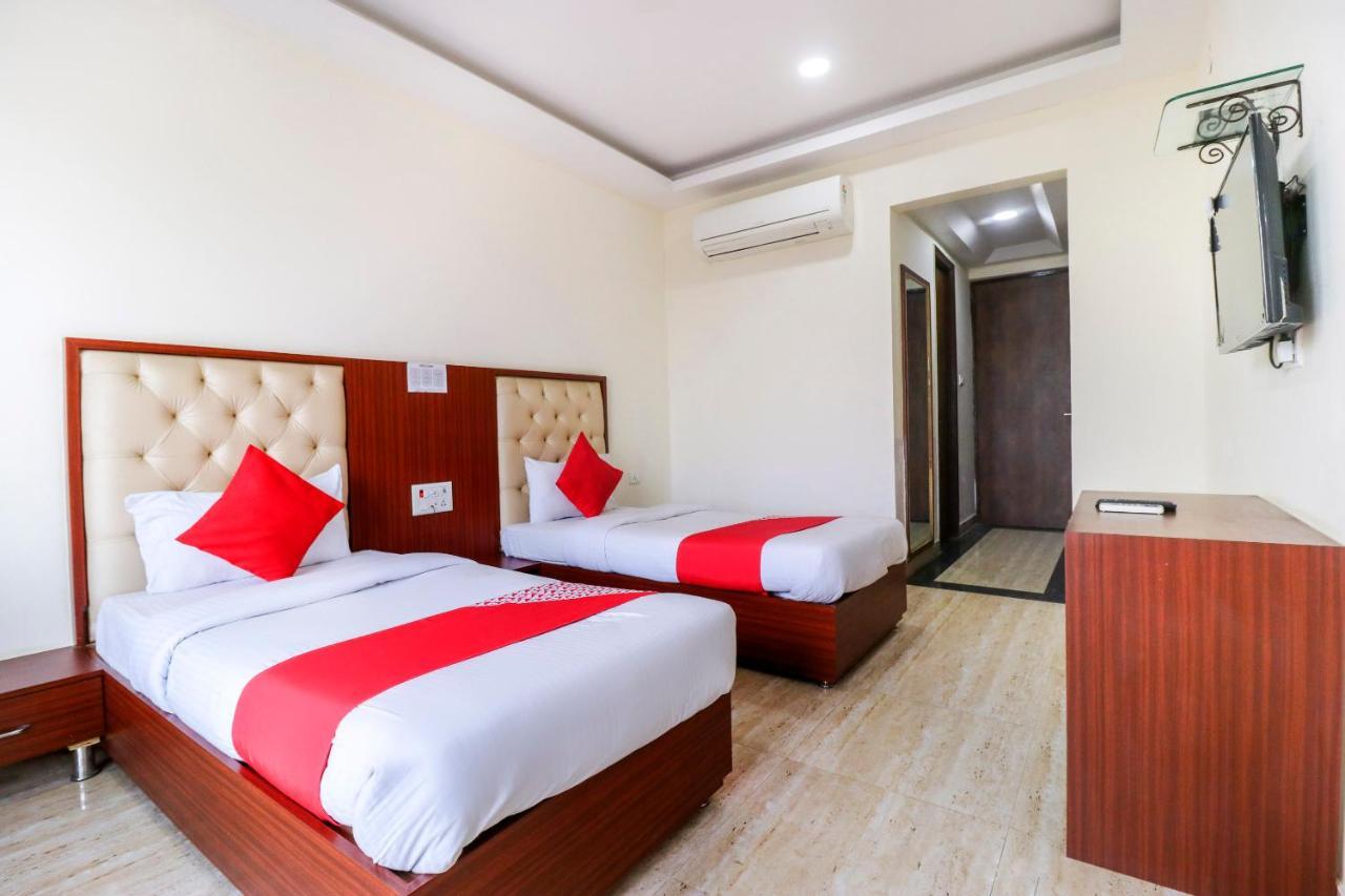 Готель Oyo Flagship 69860 Mastana Palace Варанасі Екстер'єр фото