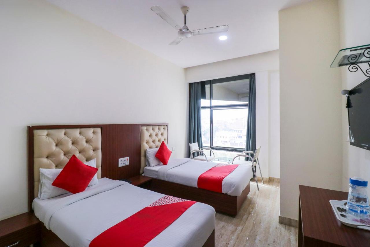 Готель Oyo Flagship 69860 Mastana Palace Варанасі Екстер'єр фото