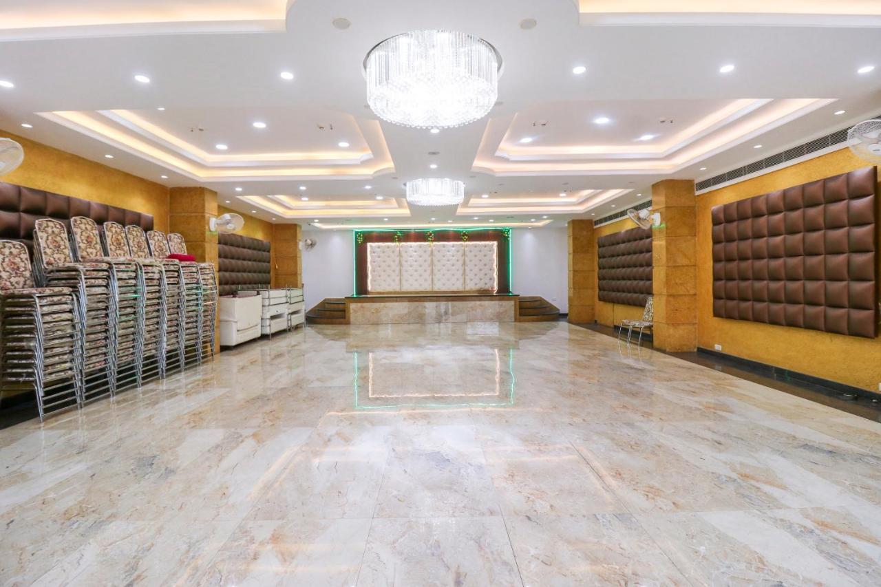 Готель Oyo Flagship 69860 Mastana Palace Варанасі Екстер'єр фото