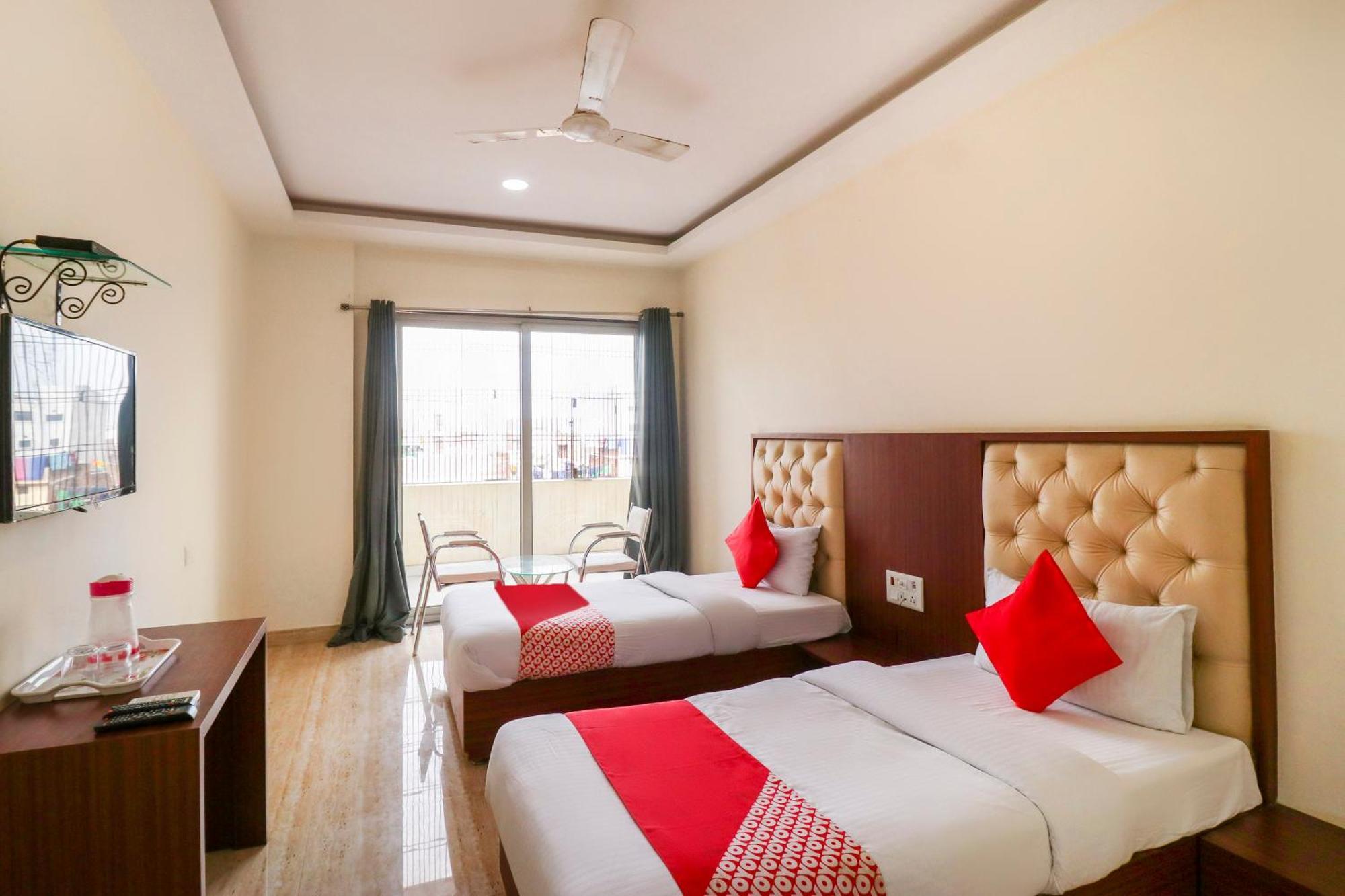 Готель Oyo Flagship 69860 Mastana Palace Варанасі Екстер'єр фото