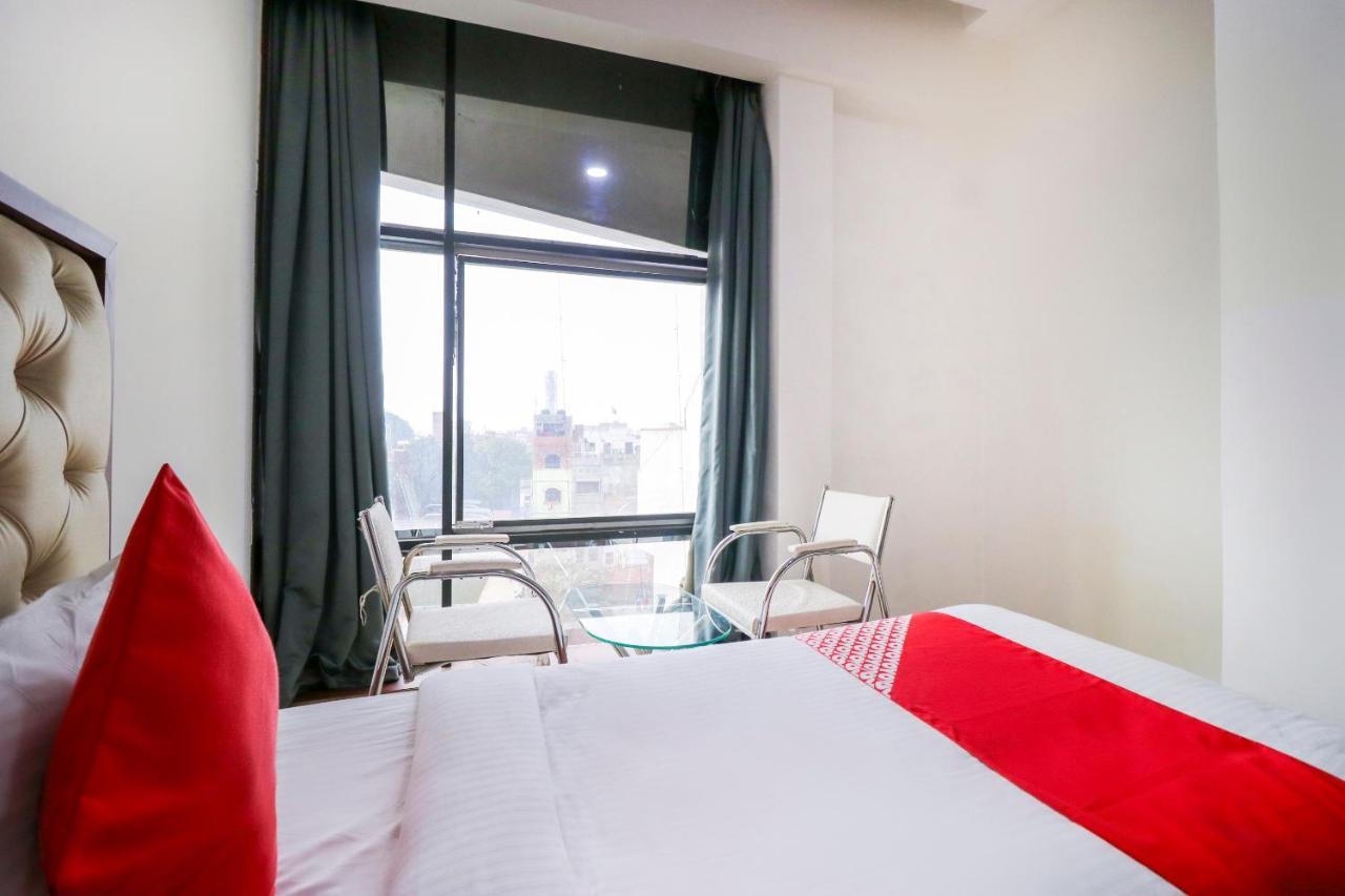 Готель Oyo Flagship 69860 Mastana Palace Варанасі Екстер'єр фото
