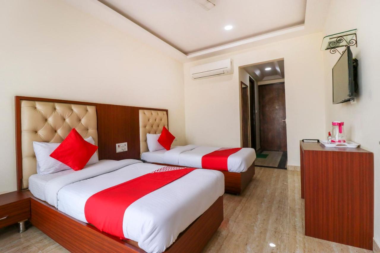 Готель Oyo Flagship 69860 Mastana Palace Варанасі Екстер'єр фото