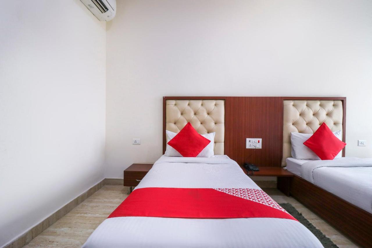 Готель Oyo Flagship 69860 Mastana Palace Варанасі Екстер'єр фото
