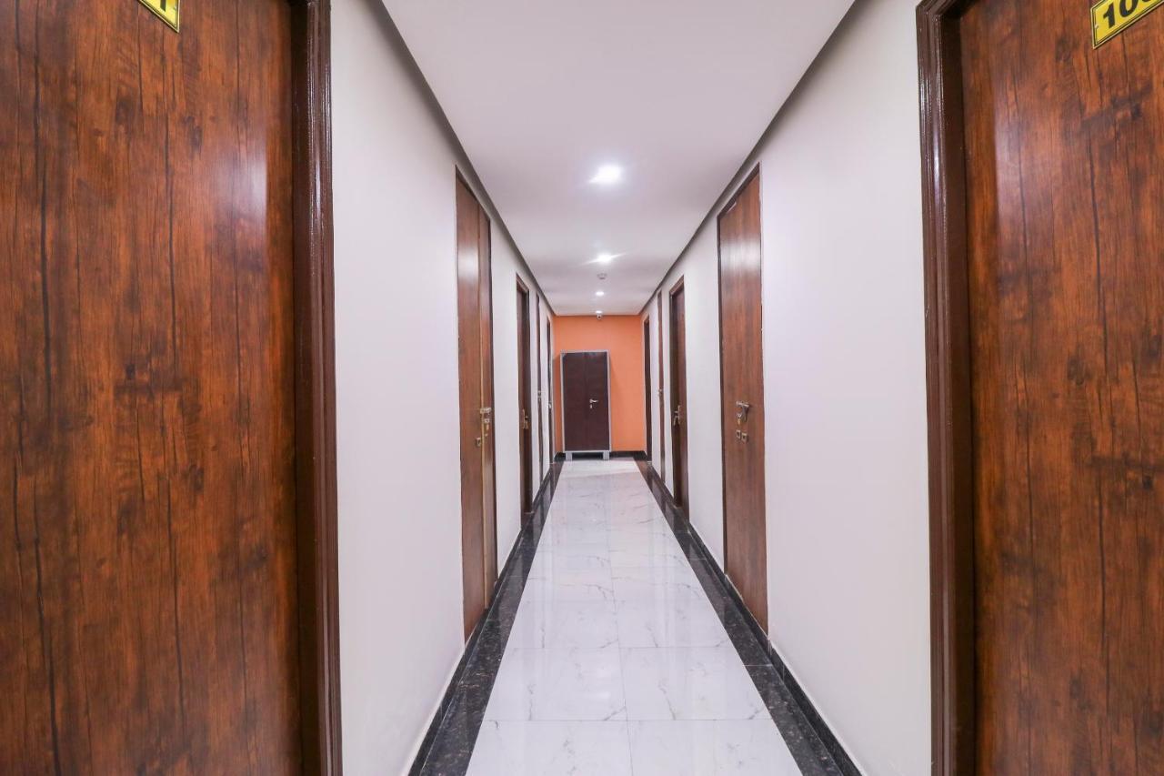 Готель Oyo Flagship 69860 Mastana Palace Варанасі Екстер'єр фото